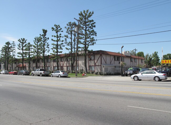 8835 Woodman Ave in Panorama City, CA - Building Photo - Building Photo