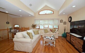 10 Jeffrey Ln in Great Neck, NY - Building Photo - Building Photo