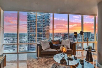 2430 Victory Park in Dallas, TX - Foto de edificio - Building Photo