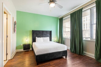 925 Common St in New Orleans, LA - Building Photo - Building Photo