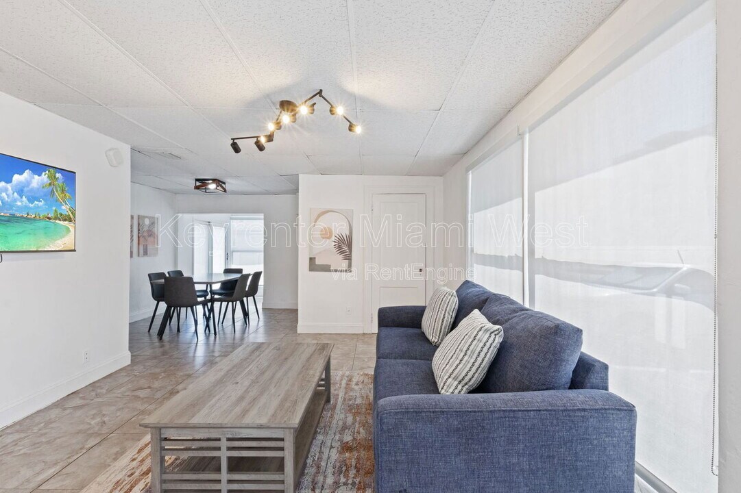 699 S Federal Hwy in Hollywood, FL - Building Photo