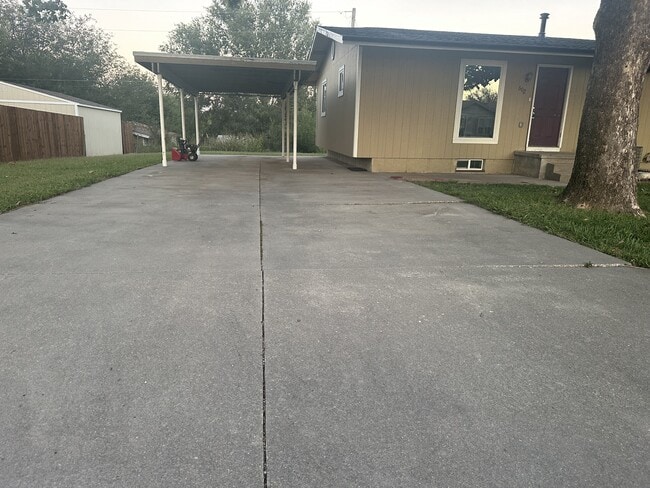 602 Sara St in Junction City, KS - Building Photo - Building Photo