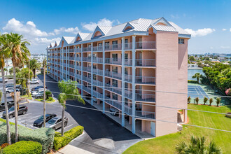 Sunrise Resort in St Pete Beach, FL - Foto de edificio - Building Photo