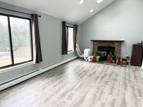 12 Echo Ln in Simsbury, CT - Building Photo - Building Photo