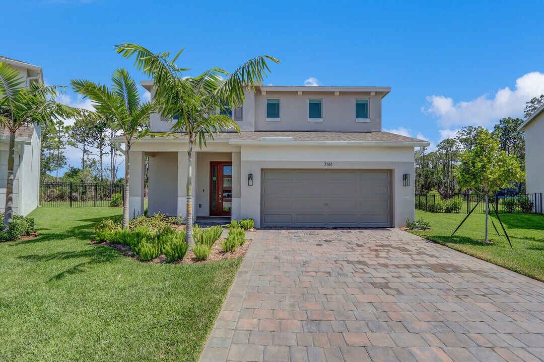 7141 SE Park Dr in Port Salerno, FL - Building Photo