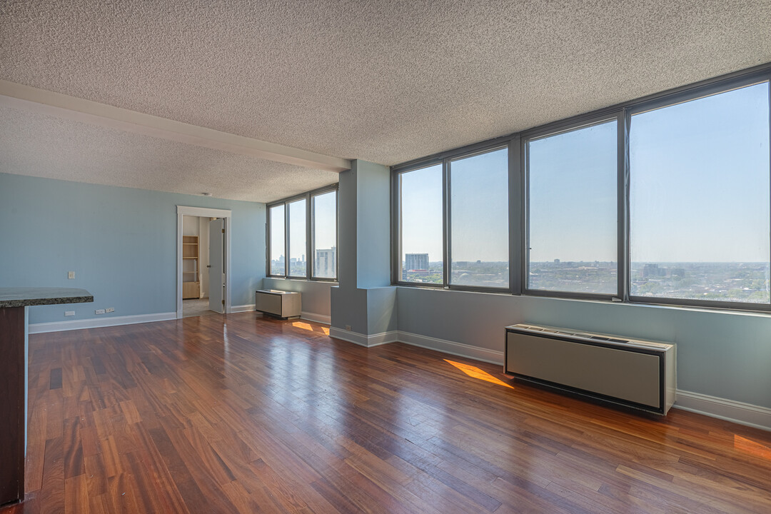 2754 N Hampden Ct, Unit 001903 in Chicago, IL - Building Photo