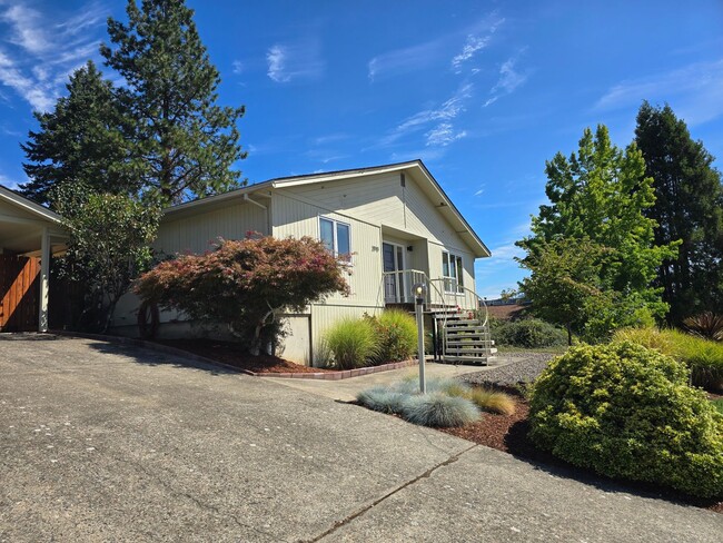 2070 NW Witherspoon Ave in Roseburg, OR - Building Photo - Building Photo