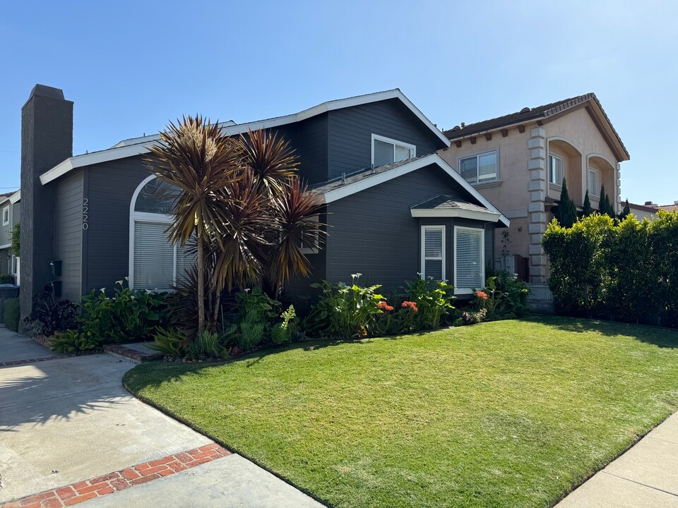 2220 Curtis Ave, Unit #A in Redondo Beach, CA - Foto de edificio