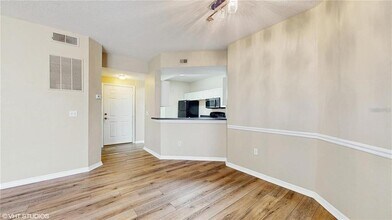 5512 Metrowest Blvd in Orlando, FL - Building Photo - Building Photo