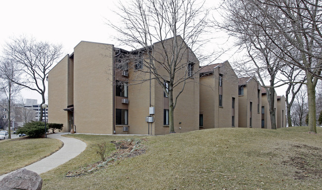 Bradford Place Apartments in Milwaukee, WI - Building Photo - Building Photo