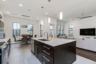 2011 Colorado St in Houston, TX - Building Photo - Building Photo