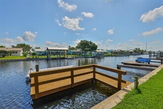 1041 Apollo Beach Blvd in Apollo Beach, FL - Building Photo - Building Photo