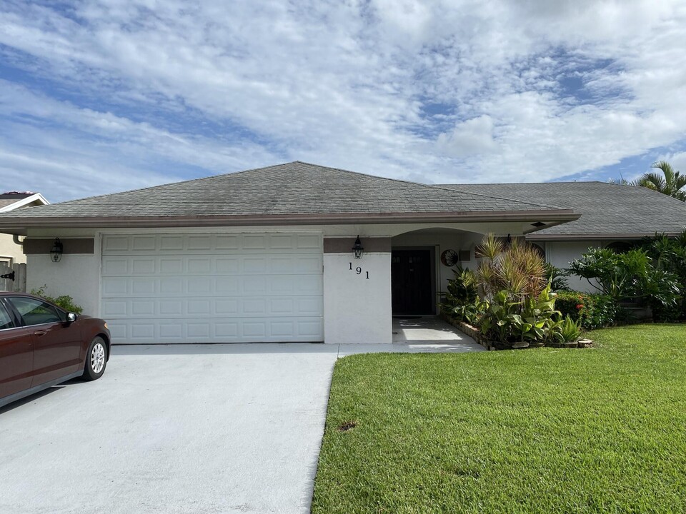 191 Parkwood Dr S in Royal Palm Beach, FL - Foto de edificio