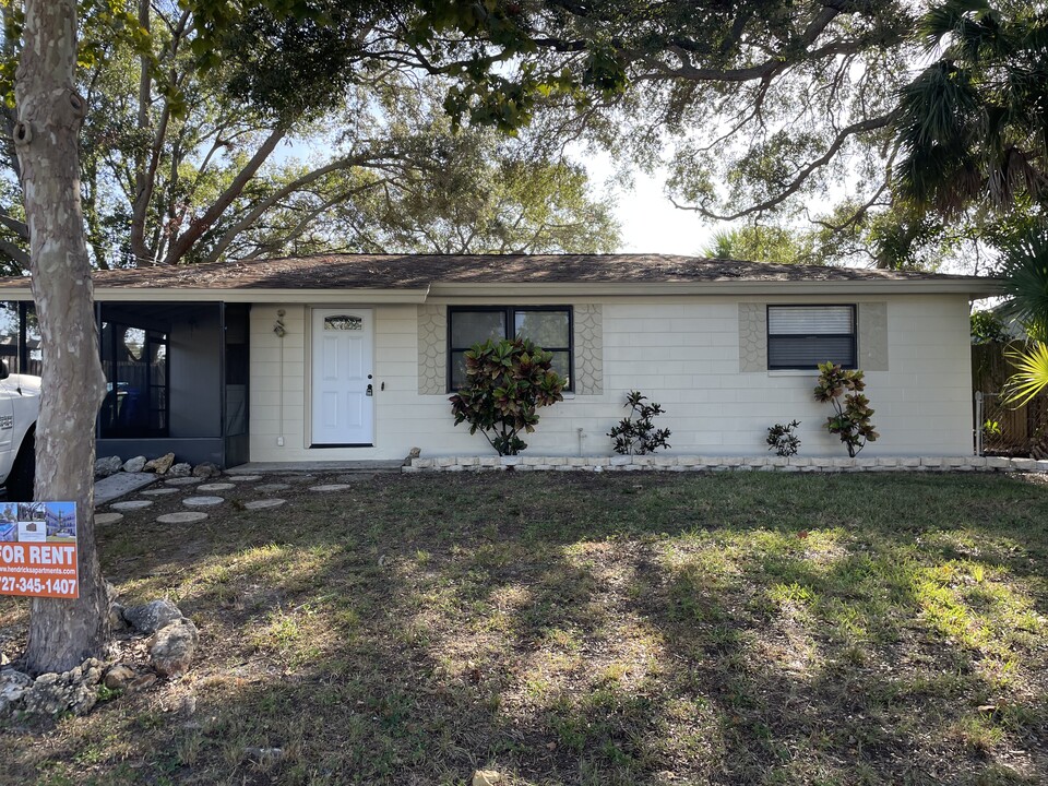 11437 Easy St in Largo, FL - Building Photo