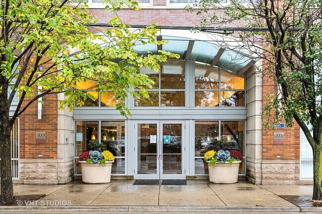 property at 933 W Van Buren St