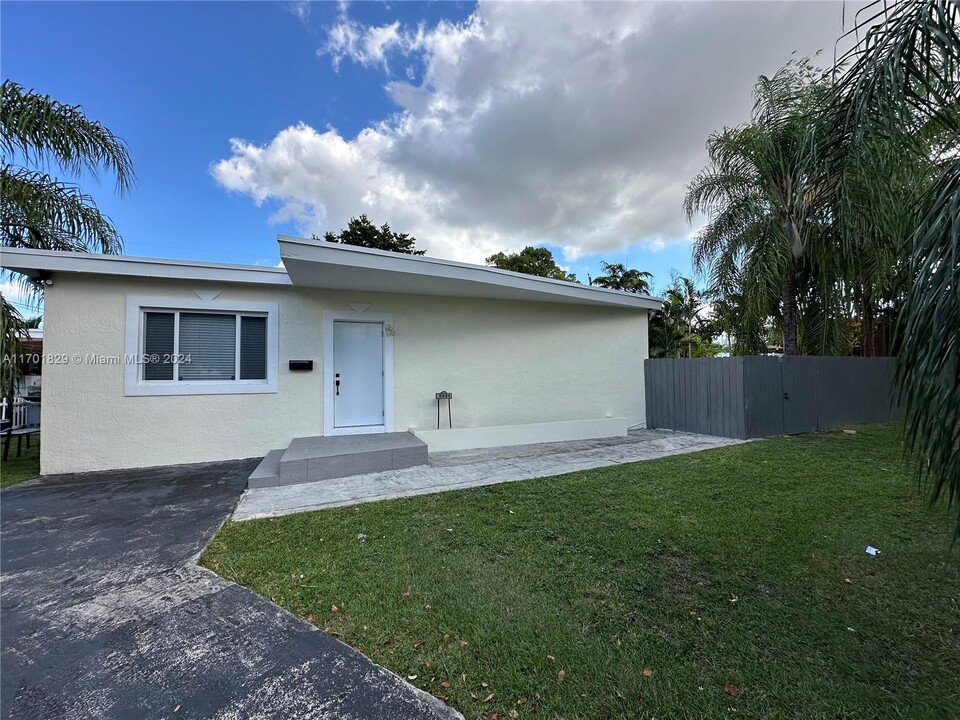 2251 SW 82nd Ave in Miami, FL - Building Photo