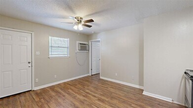 500 Foch St, Unit 4 in Bryan, TX - Building Photo - Building Photo