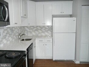 13756 Flowing Brook Ct in Chantilly, VA - Building Photo - Building Photo