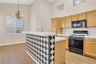 8940 Emery Lake St in Las Vegas, NV - Foto de edificio - Building Photo