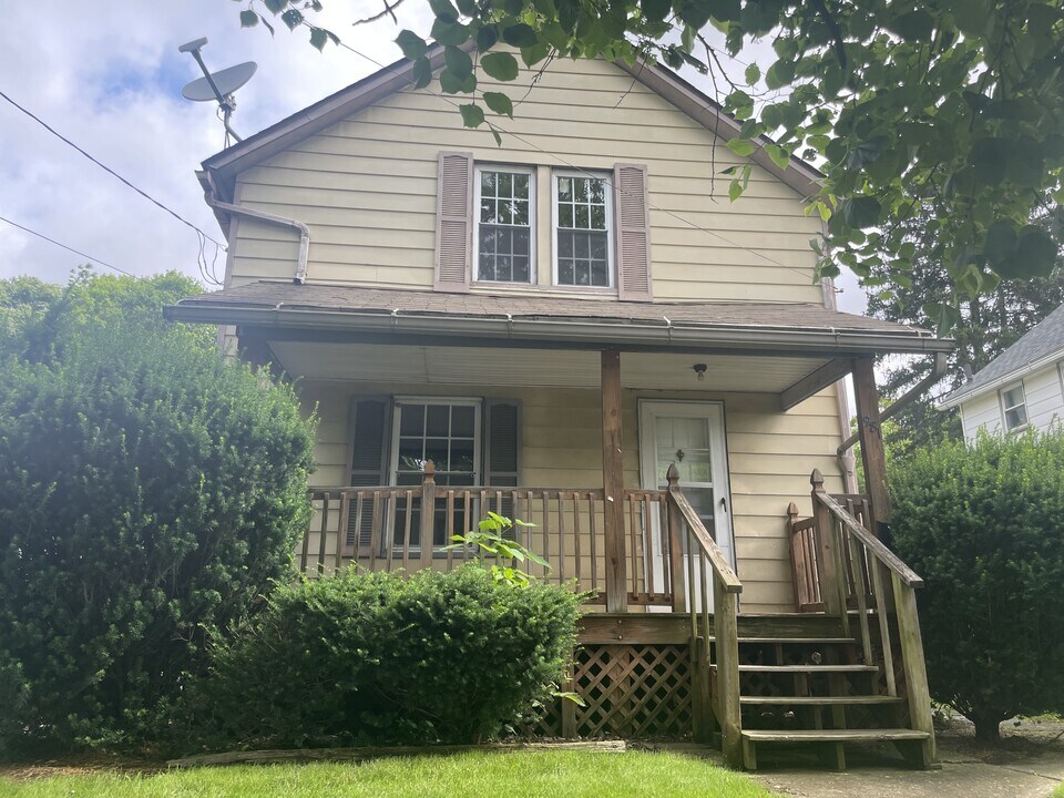 981 W Hopocan Ave in Barberton, OH - Building Photo