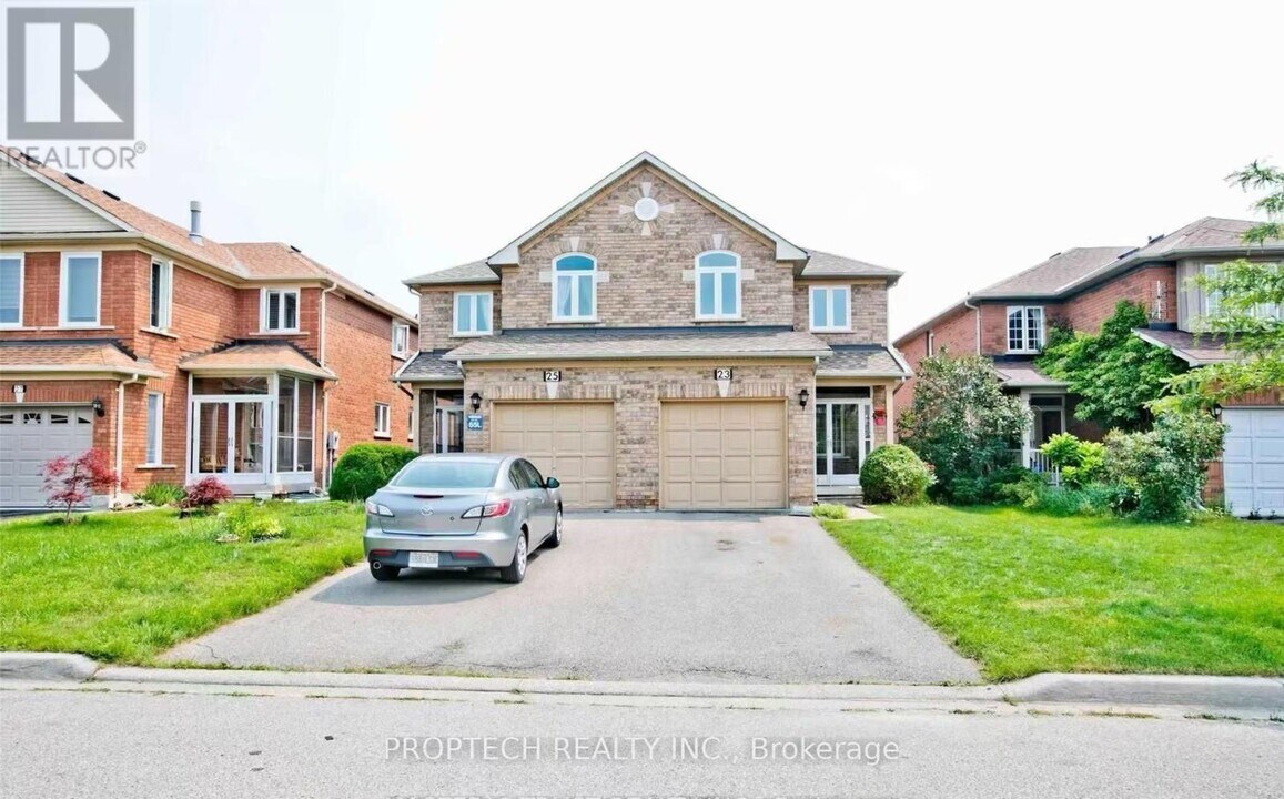 23 Baltic St in Richmond Hill, ON - Building Photo