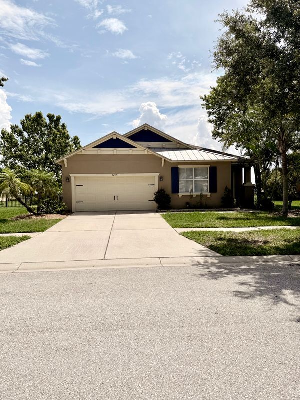 5247 Moon Shell Dr in Apollo Beach, FL - Building Photo - Building Photo
