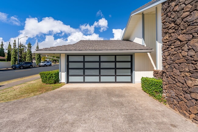 2067 Laukahi St in Honolulu, HI - Building Photo - Building Photo