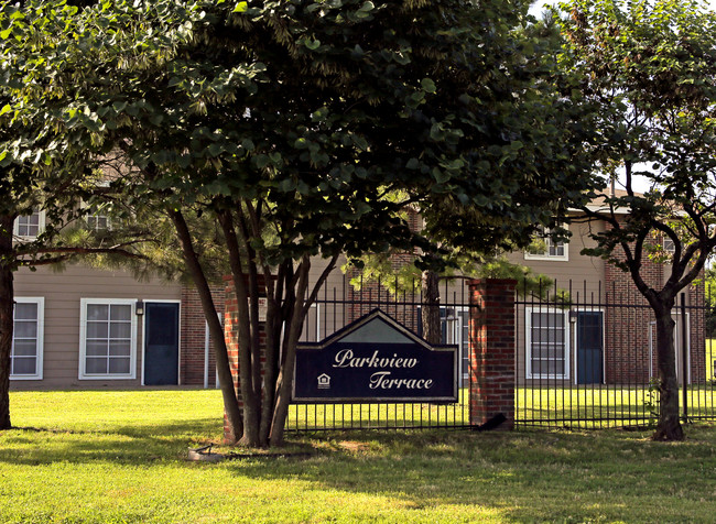 Parkview Terrace in Tulsa, OK - Building Photo - Building Photo