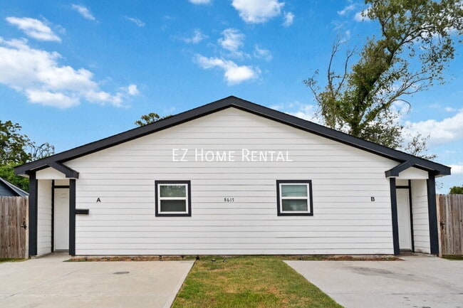 8617 Clarington St in Houston, TX - Building Photo - Building Photo