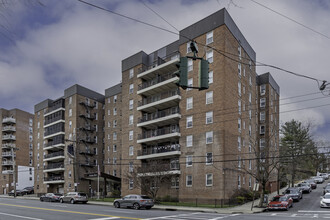 Parkway House in Yonkers, NY - Building Photo - Building Photo