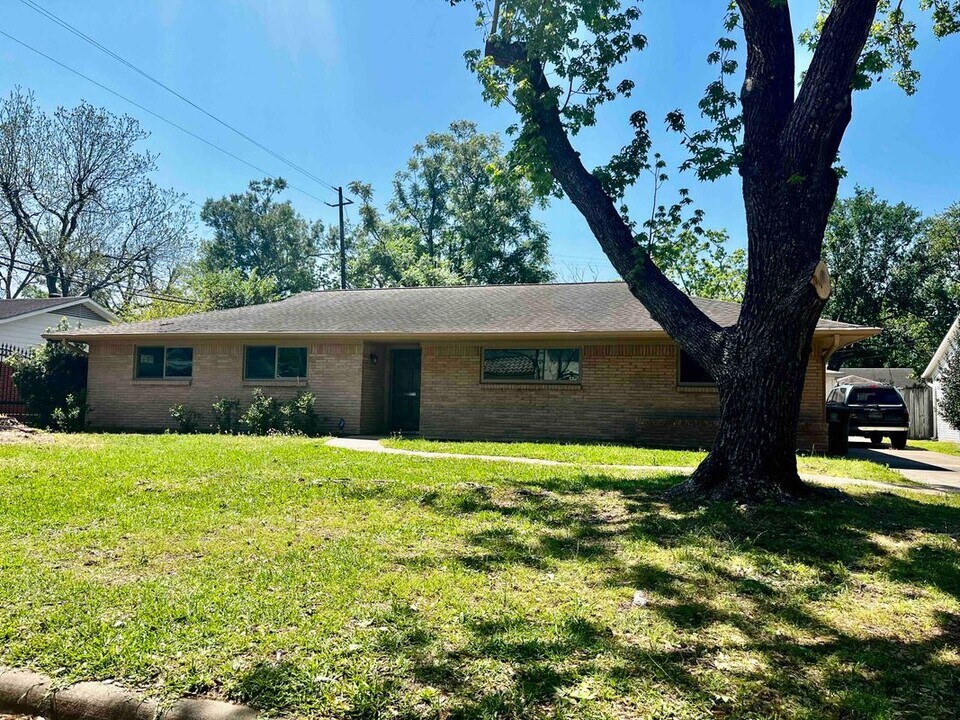 8106 Mullins Dr in Houston, TX - Building Photo
