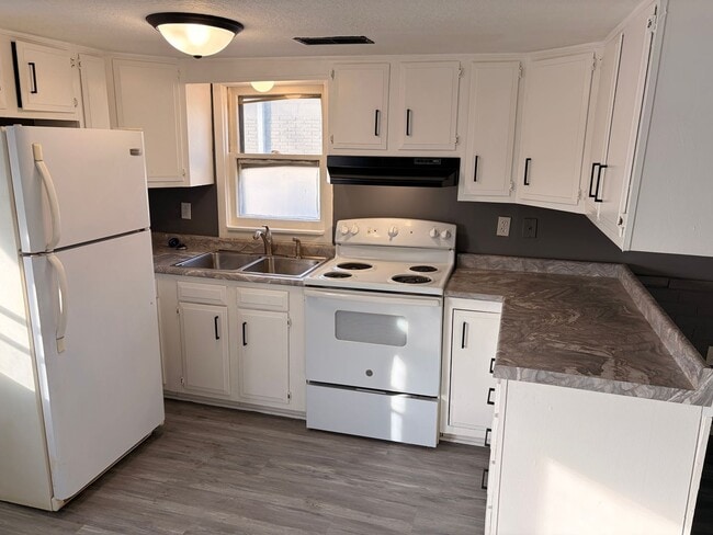 104 W Bennett St in McCausland, IA - Building Photo - Building Photo