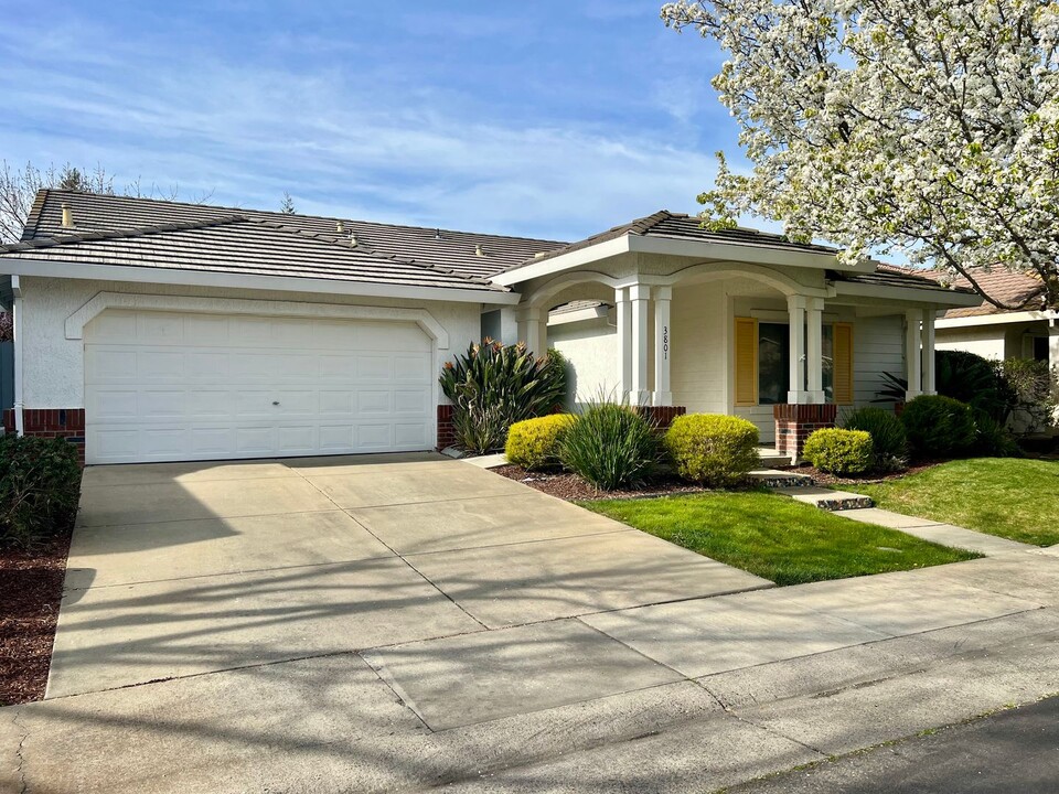 3801 Haack Way in Elk Grove, CA - Foto de edificio