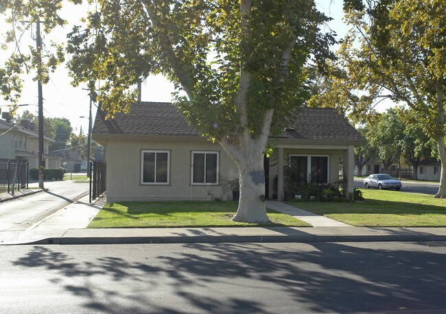 832 Tulare St in Fresno, CA - Foto de edificio - Building Photo