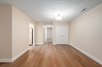 Foxmoor Apartments in Parma Heights, OH - Building Photo - Interior Photo