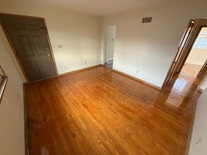 5295 N Mohawk Ave in Glendale, WI - Foto de edificio - Building Photo