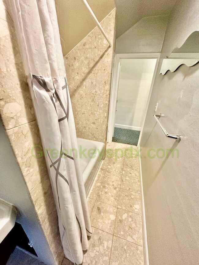 1136 SW Gibbs St in Portland, OR - Building Photo - Building Photo