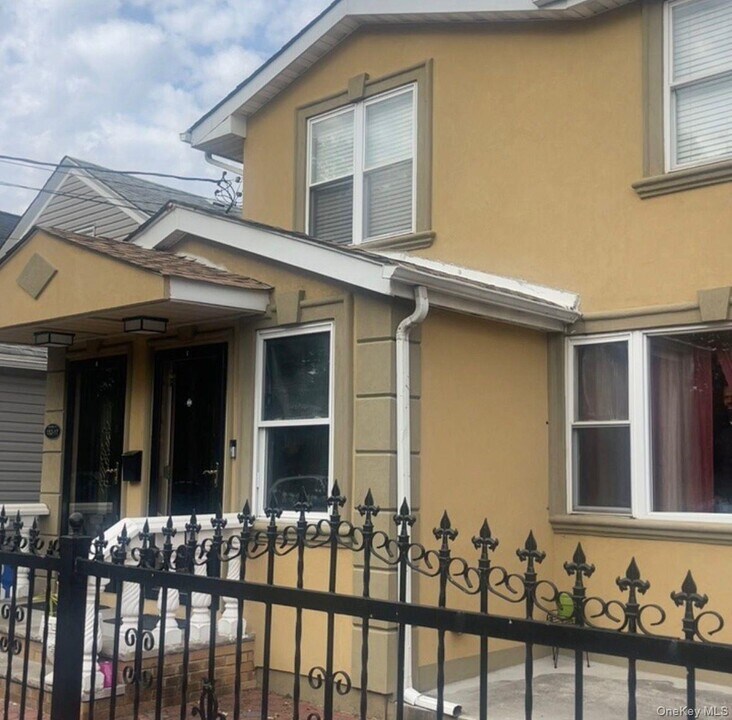 152-17 135th Ave in Queens, NY - Building Photo