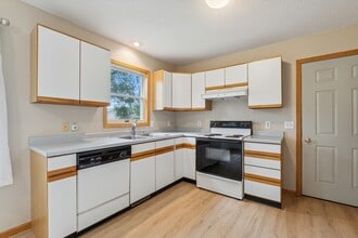 512 Sommers Landing Rd N in Hudson, WI - Building Photo - Building Photo
