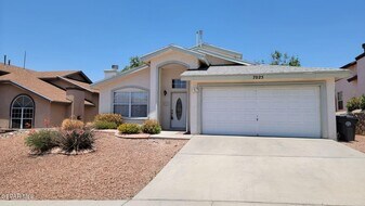 7025 Crown Ridge Dr in El Paso, TX - Building Photo