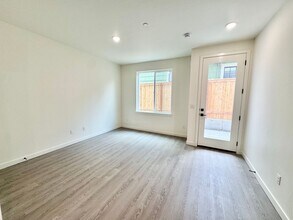 1306 NE 46th Ave in Portland, OR - Building Photo - Building Photo