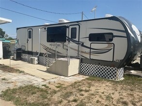 38043 Bluebird Cir in Leesburg, FL - Building Photo - Building Photo