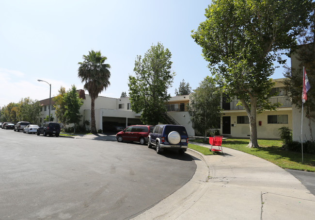 Villa Etiwanda Apartments in Reseda, CA - Building Photo - Building Photo