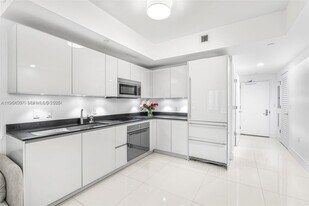 1010 Brickell Ave, Unit 1710 in Miami, FL - Building Photo