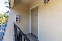 126 Wayne Ct E, Unit 126 in Redwood City, CA - Building Photo - Building Photo