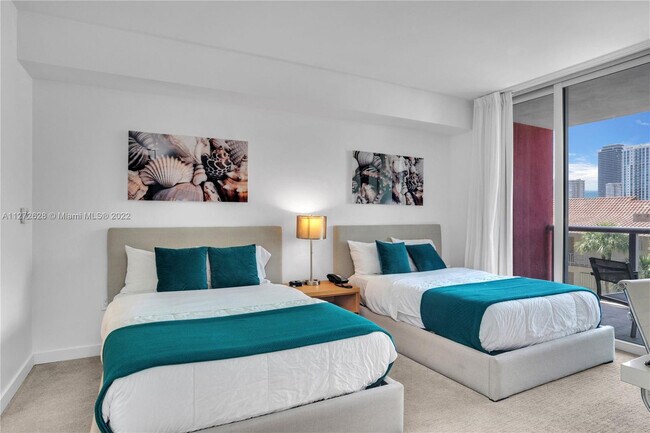 2602 E Hallandale Beach Blvd in Hallandale Beach, FL - Building Photo - Building Photo