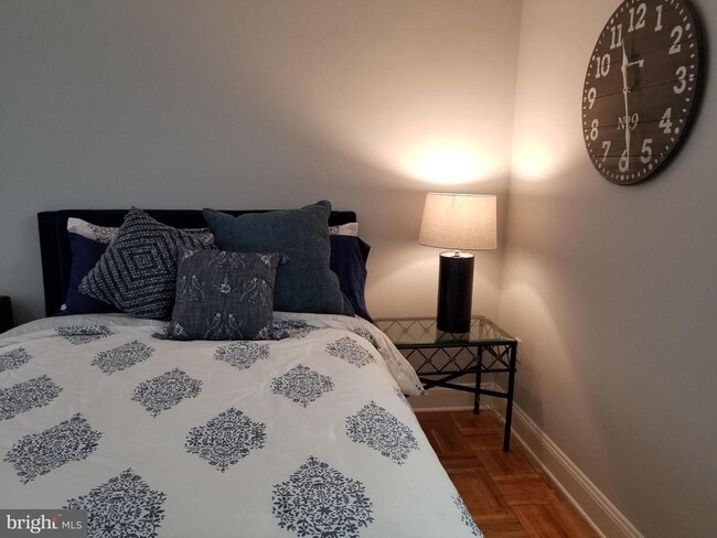 property at 1121 Arlington Blvd