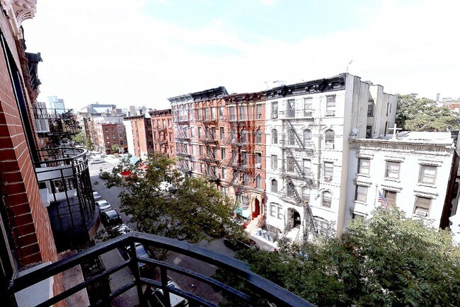 102 E 7th St in New York, NY - Building Photo - Building Photo