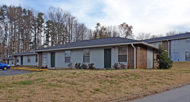 Silver Creek Apartments in Greenville, SC - Building Photo - Building Photo