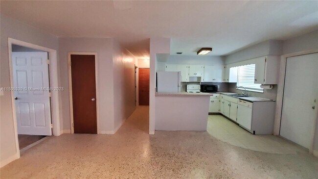 200 SE 3rd St, Unit 1 in Dania Beach, FL - Building Photo - Building Photo